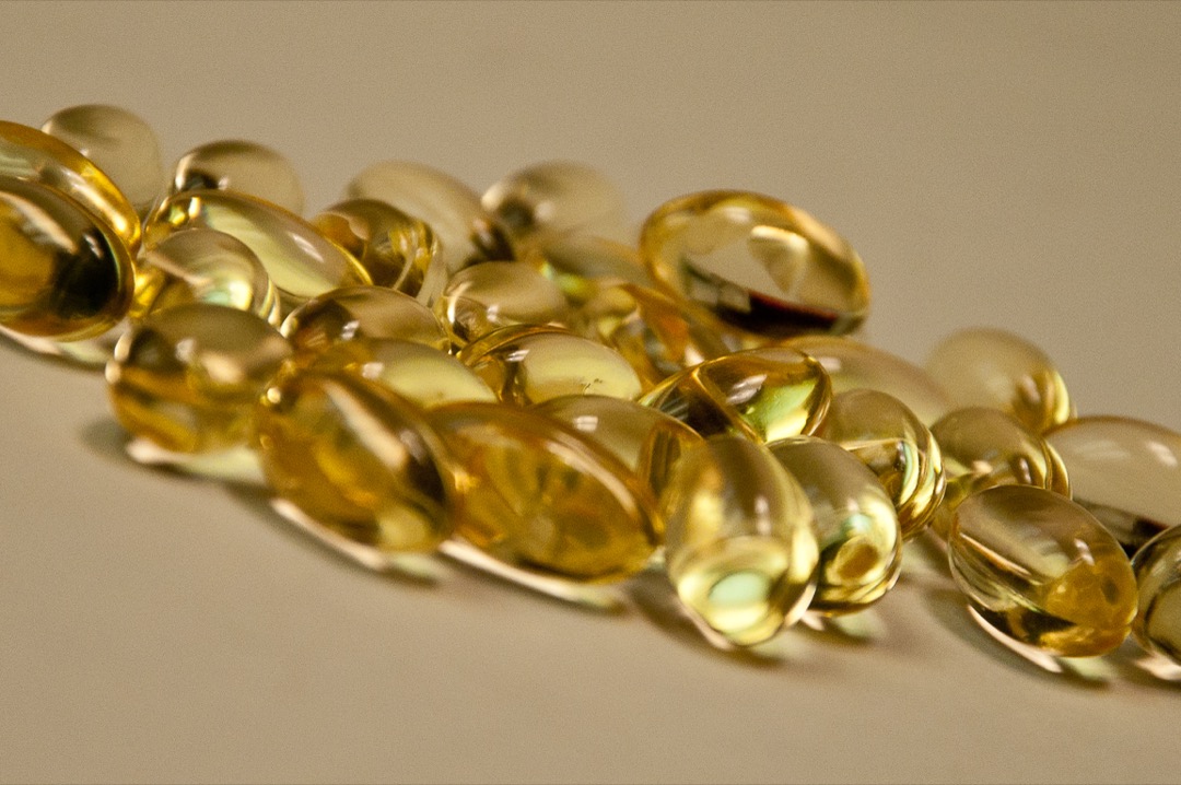 Eye vitamin softgels and supplement bottles compared for AREDS 2 formula, lutein content, and daily dose