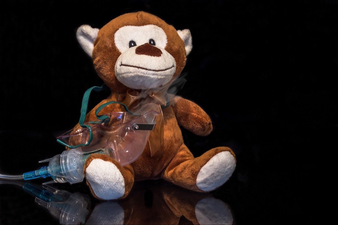 Nebulizer machine and metered-dose inhaler side by side for respiratory therapy comparison